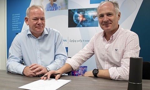 Rob Vint (Managing Director of Alpha Laboratories Ltd.) & Right: Daniel Bee (CEO of Clinical Design Technologies Ltd.) sign their partnership agreement.